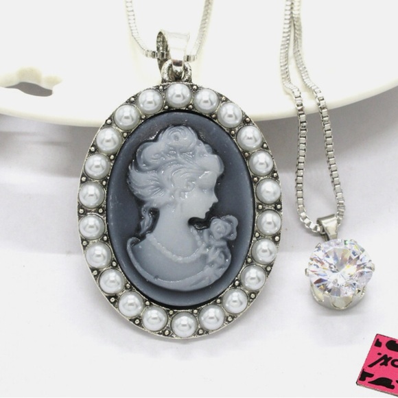 💙 Betsey Johnson Elegant Silver, Blue and White Cameo Pendant Necklace 💙 - Picture 4 of 4